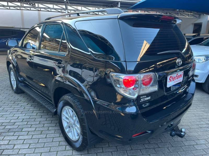 TOYOTA - HILUX SW4 - 2012/2012 - Preta - R$ 136.000,00