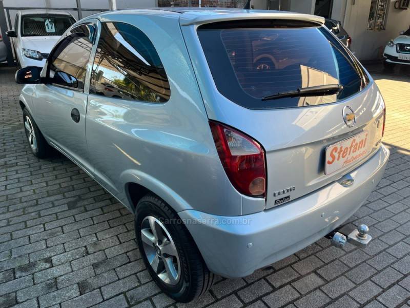 CHEVROLET - CELTA - 2010/2011 - Prata - R$ 30.900,00