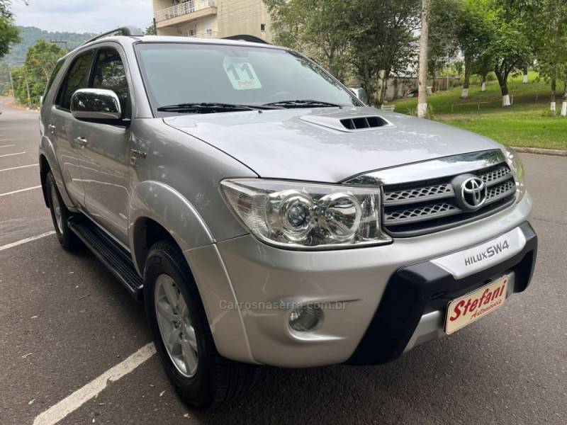 TOYOTA - HILUX SW4 - 2011/2011 - Prata - R$ 125.000,00