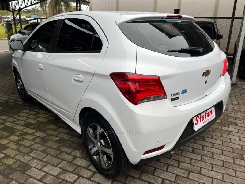 CHEVROLET - ONIX - 2017/2018 - Branca - R$ 69.900,00