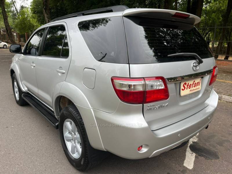 TOYOTA - HILUX SW4 - 2011/2011 - Prata - R$ 125.000,00