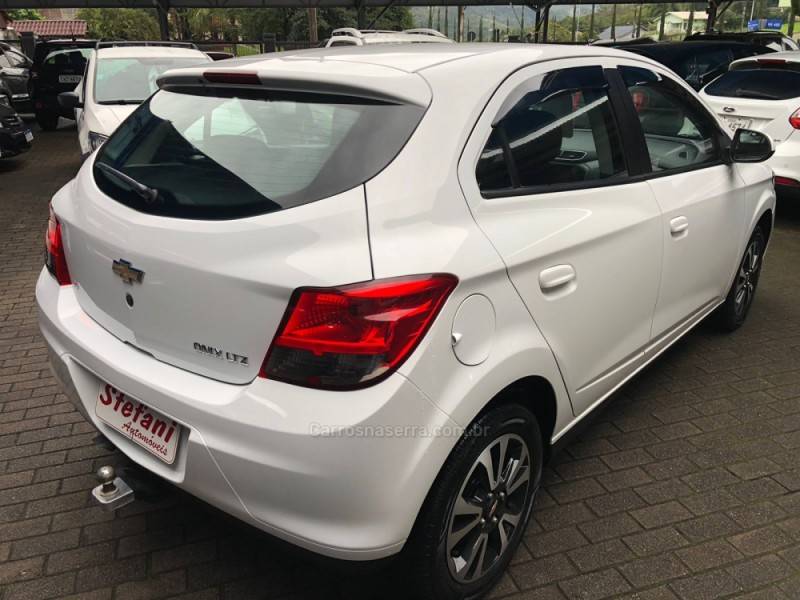 CHEVROLET - ONIX - 2013/2014 - Branca - R$ 51.900,00