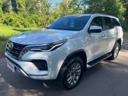 TOYOTA HILUX SW4 2023