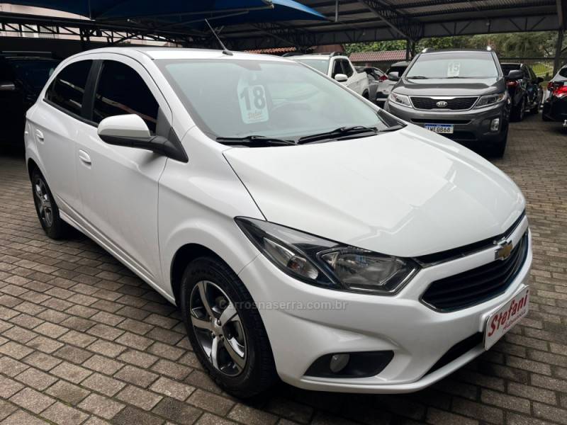 CHEVROLET - ONIX - 2017/2018 - Branca - R$ 69.900,00