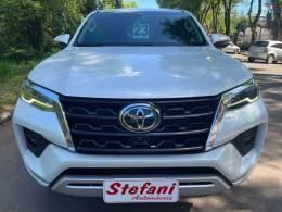 TOYOTA - HILUX SW4 - 2023/2023 - Branca - R$ 318.000,00