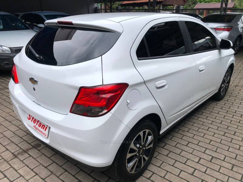 CHEVROLET - ONIX - 2014/2015 - Branca - R$ 58.900,00
