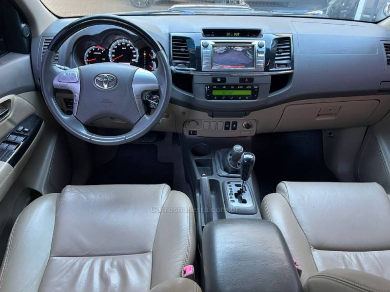 TOYOTA - HILUX SW4 - 2012/2012 - Preta - R$ 136.000,00