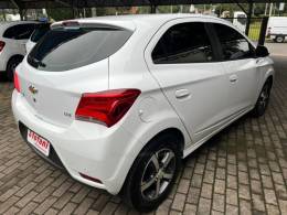 CHEVROLET - ONIX - 2017/2018 - Branca - R$ 69.900,00