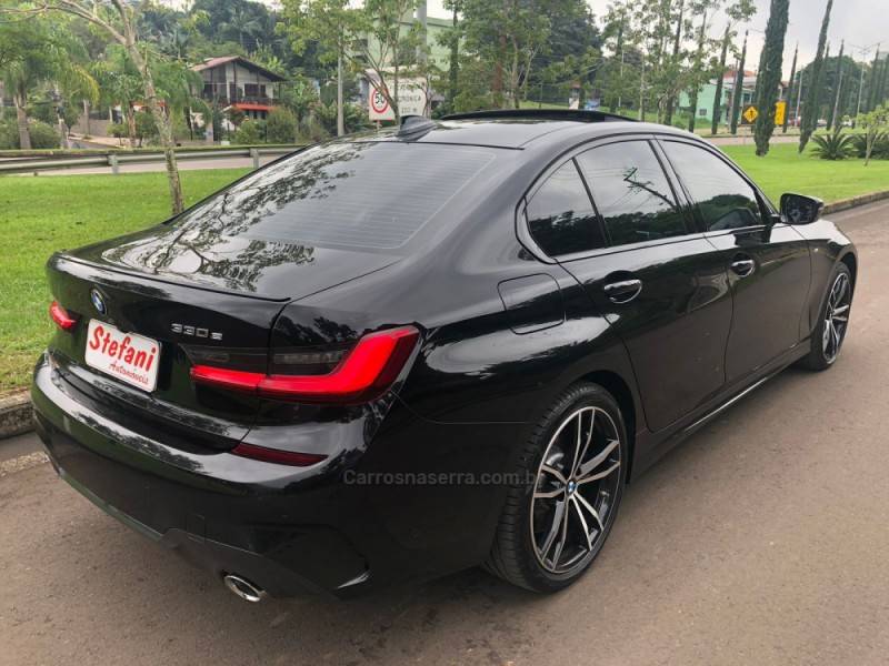 BMW - 330E - 2021/2022 - Preta - R$ 282.000,00