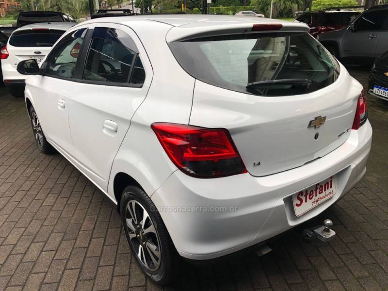 CHEVROLET - ONIX - 2013/2014 - Branca - R$ 51.900,00