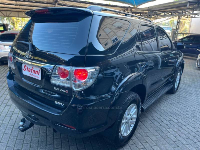 TOYOTA - HILUX SW4 - 2012/2012 - Preta - R$ 136.000,00