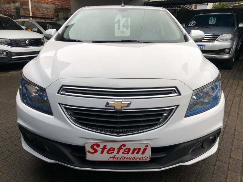 CHEVROLET - ONIX - 2013/2014 - Branca - R$ 51.900,00