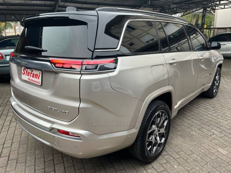 JEEP - COMMANDER - 2021/2022 - Dourada - R$ 193.000,00