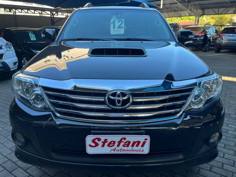 TOYOTA - HILUX SW4 - 2012/2012 - Preta - R$ 136.000,00