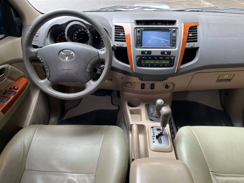 TOYOTA - HILUX SW4 - 2011/2011 - Prata - R$ 125.000,00