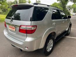 TOYOTA - HILUX SW4 - 2011/2011 - Prata - R$ 125.000,00