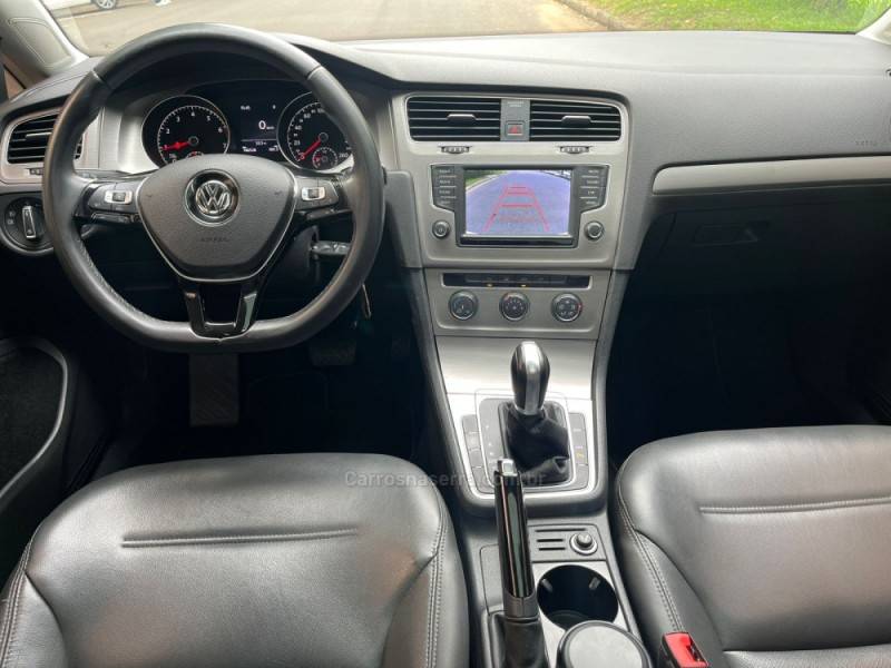 VOLKSWAGEN - GOLF - 2016/2017 - Branca - R$ 85.900,00